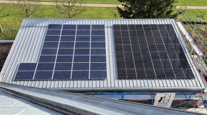 Module der PV-Anlage auf dem Dach der alten Boulderhalle. Die neuen Module sind auf der rechten Seite | © Recai Sezi