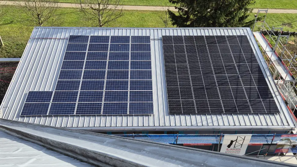 Module der PV-Anlage auf dem Dach der alten Boulderhalle. Die neuen Module sind auf der rechten Seite | © Recai Sezi