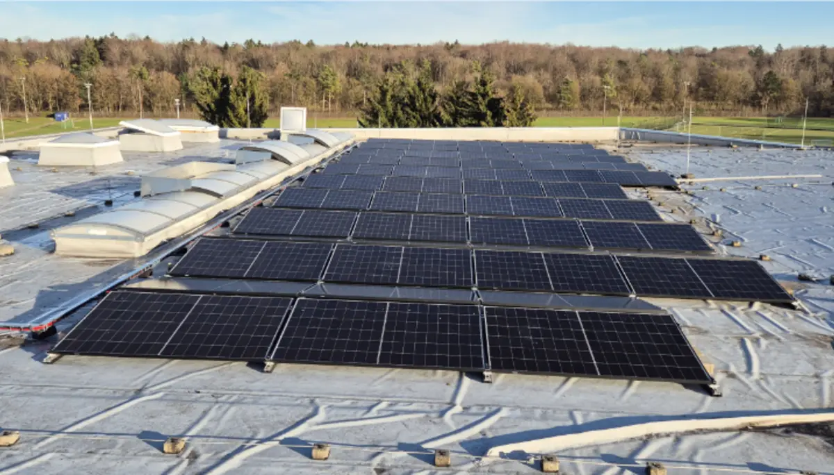 Module der neuen PV-Anlage auf dem Dach der Kletterhalle | © Recai Sezi