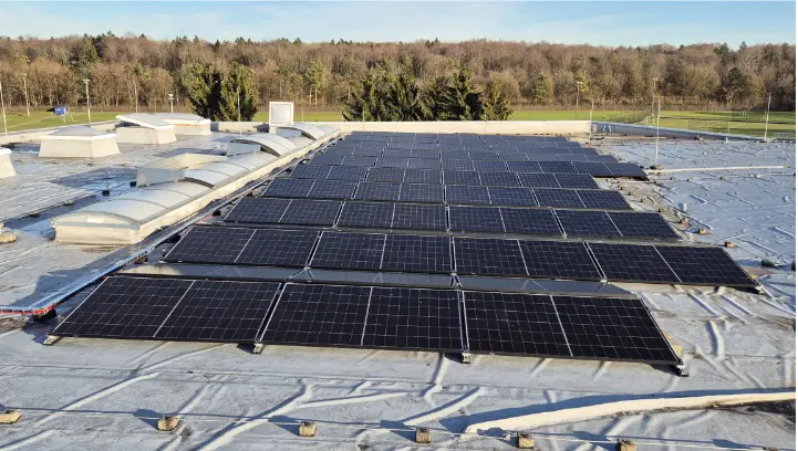 Module der neuen PV-Anlage auf dem Dach der Kletterhalle | © Recai Sezi
