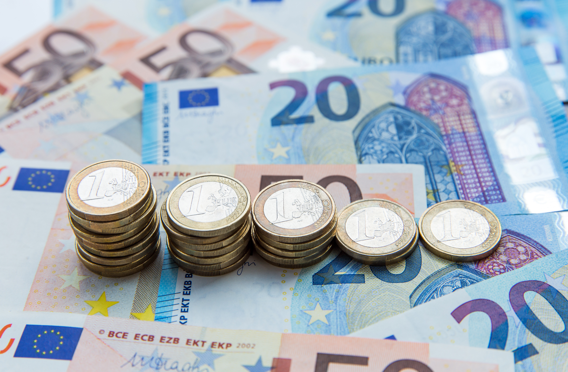 Euro-Geldscheine und Münzen | © freestockgallery.de