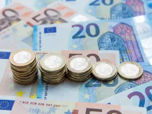 Euro-Geldscheine und Münzen | © freestockgallery.de