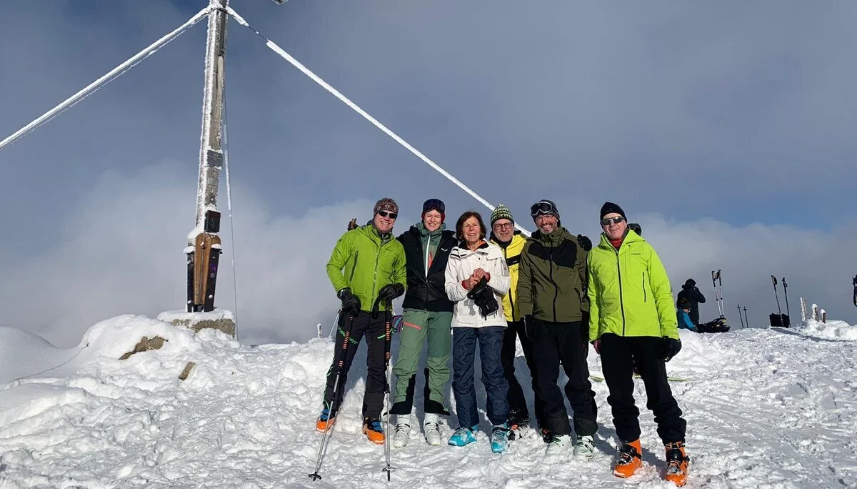 Menschengruppe auf verschneitem Berggipfel | © DAV Augsburg
