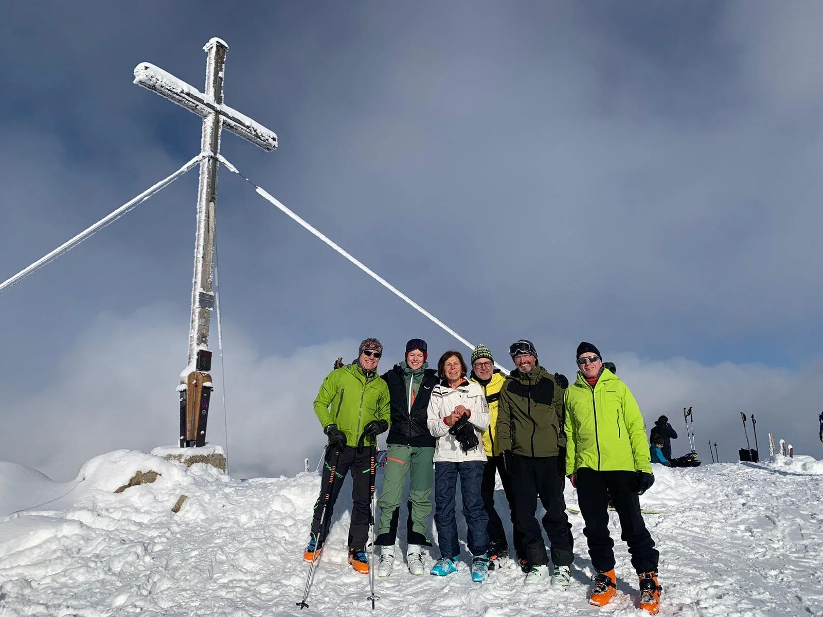 Menschengruppe auf verschneitem Berggipfel | © DAV Augsburg