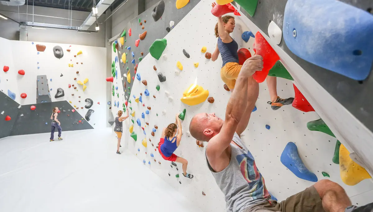 Der Boulderbereich im DAV Kletterzentrum Augsburg der DAV Sektion Augsburg bietet für alle Altersklassen interessante Routen. Von leicht bis schwer ist alles dabei. | © Thorsten Franzisi