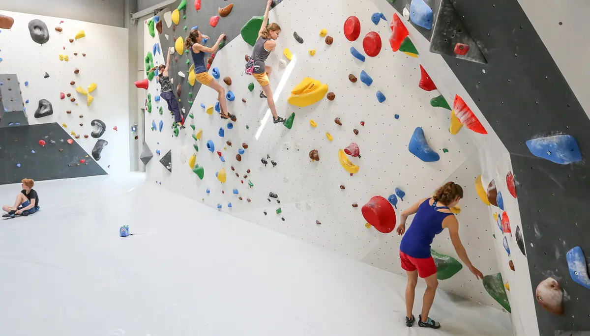 Mehrere Kinder üben im Boulderbereich des DAV Kletterzentrum Augsburg der DAV Sektion Augsburg. | © Thorsten Franzisi