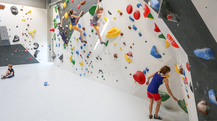 Mehrere Kinder üben im Boulderbereich des DAV Kletterzentrum Augsburg der DAV Sektion Augsburg. | © Thorsten Franzisi