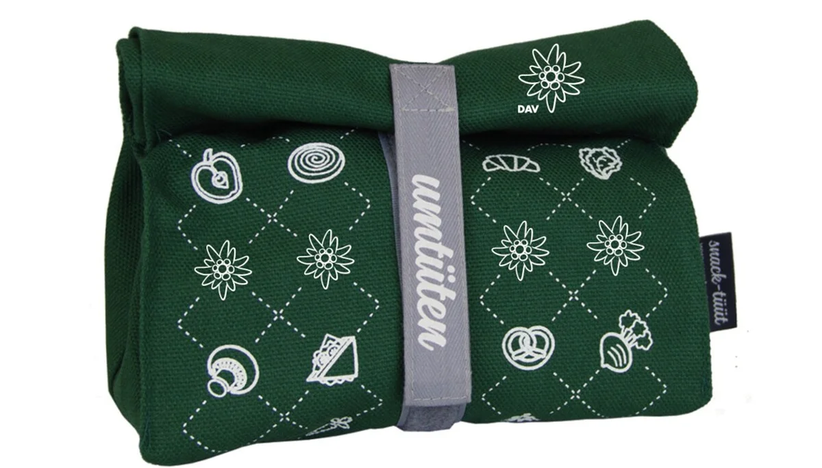 Die SnackTüüt der DAV Sektion Augsburg in dunkelgrün mit Aufdruck. | © DAV Sektion Augsburg e.V.