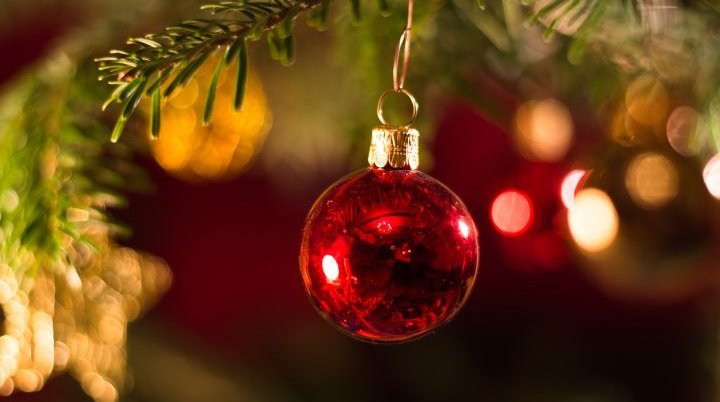 Rote Kugel am Weihnachtsbaum | © Pixabay_Theo Crazzolara