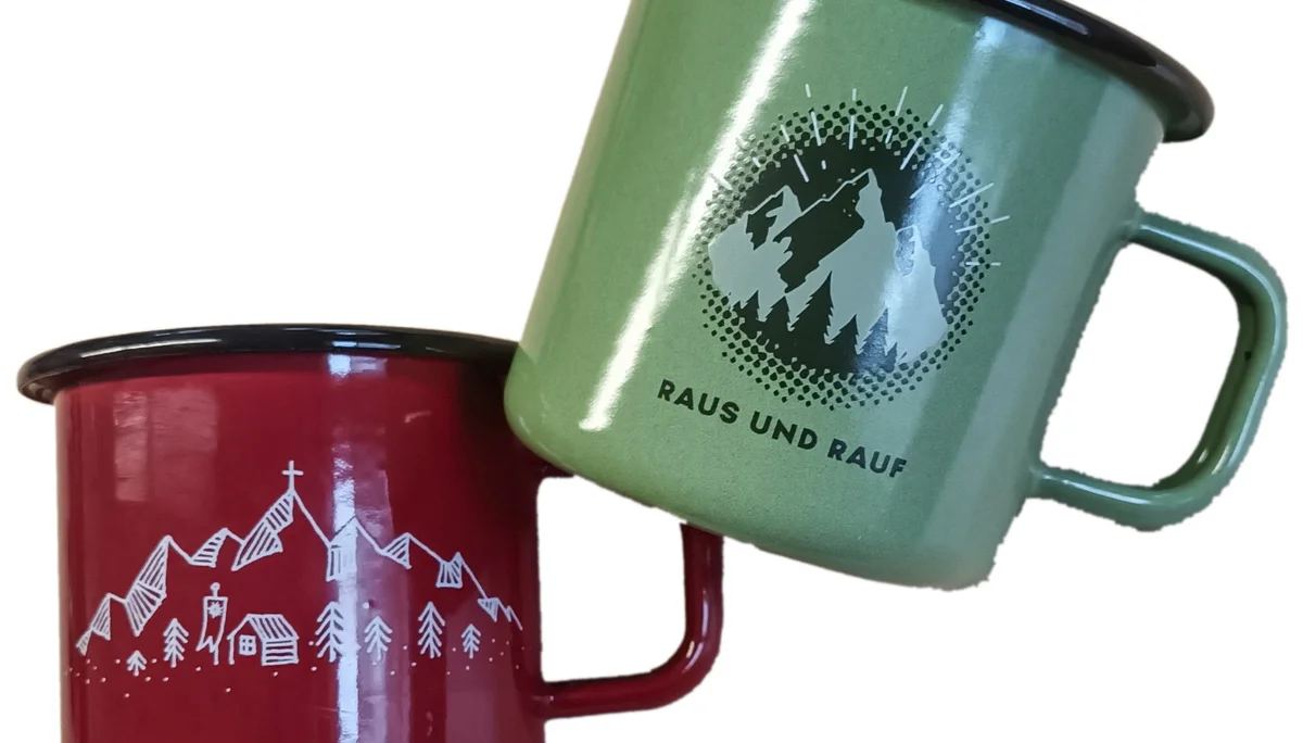 Tassen aus Emaille im DAV Design | © DAV Sektion Augsburg e.V.