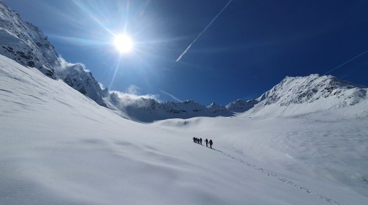 Eine Gruppe der Sektion Augsburg des Deutschen Alpenvereins (DAV) ist an einem sonnenbeschienen Tag auf Skitour. | © DAV Augsburg