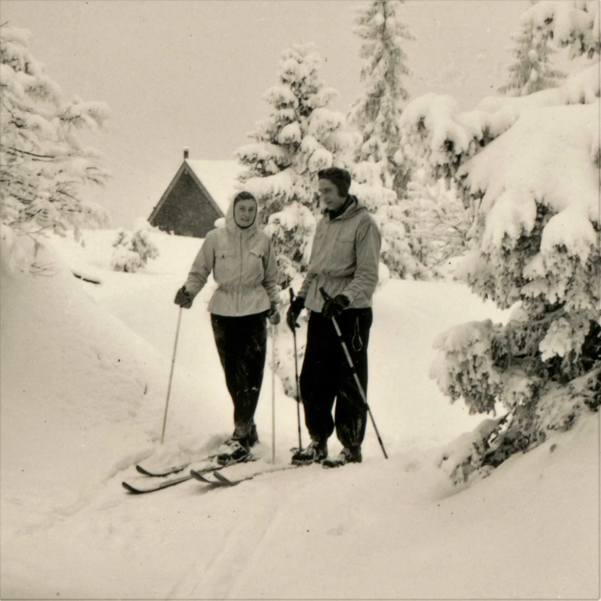 Das Titelbild der alpenblick Ausgabe 4-2022 der DAV Sektion Augsburg e.V. Ein Paar steht im Schnee vor der Quenger Alm. Das Bild stammt von 1952. | © Wolfgang Weber