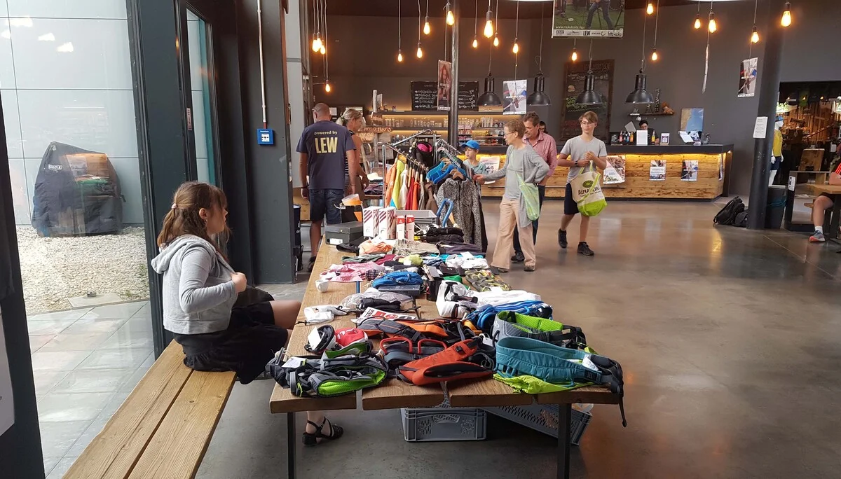 Alpinflohmarkt 2023 | © Sonja Schön - Bild 1: VerkäuferInnen in den Startlöchern