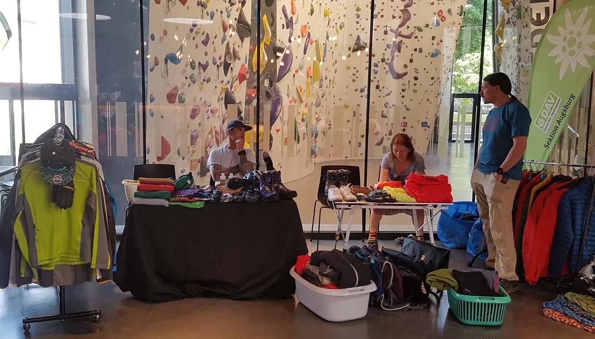 Alpinflohmarkt 2023 | © Sonja Schön - Bild 2: Verkaufsstände im Bistro