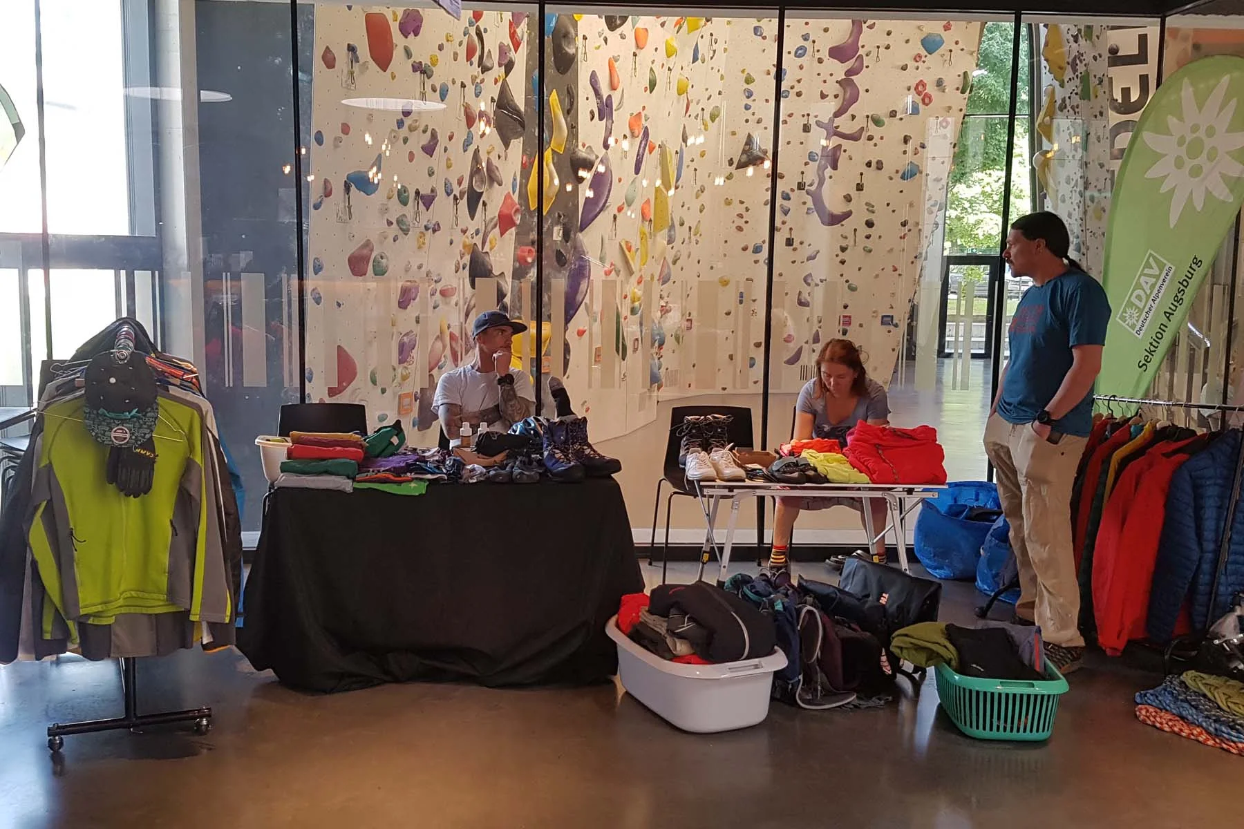 Alpinflohmarkt 2023 | © Sonja Schön - Bild 2: Verkaufsstände im Bistro