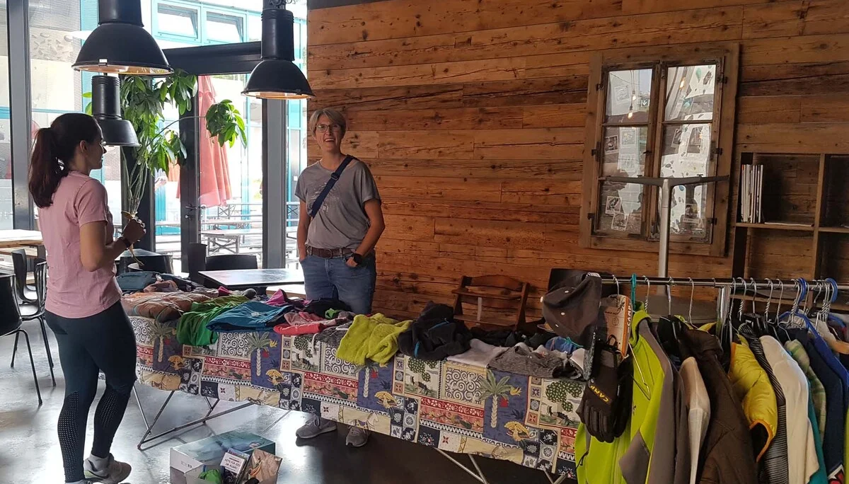 Alpinflohmarkt 2023 | © Sonja Schön - Bild 3: Freundlicher Austausch