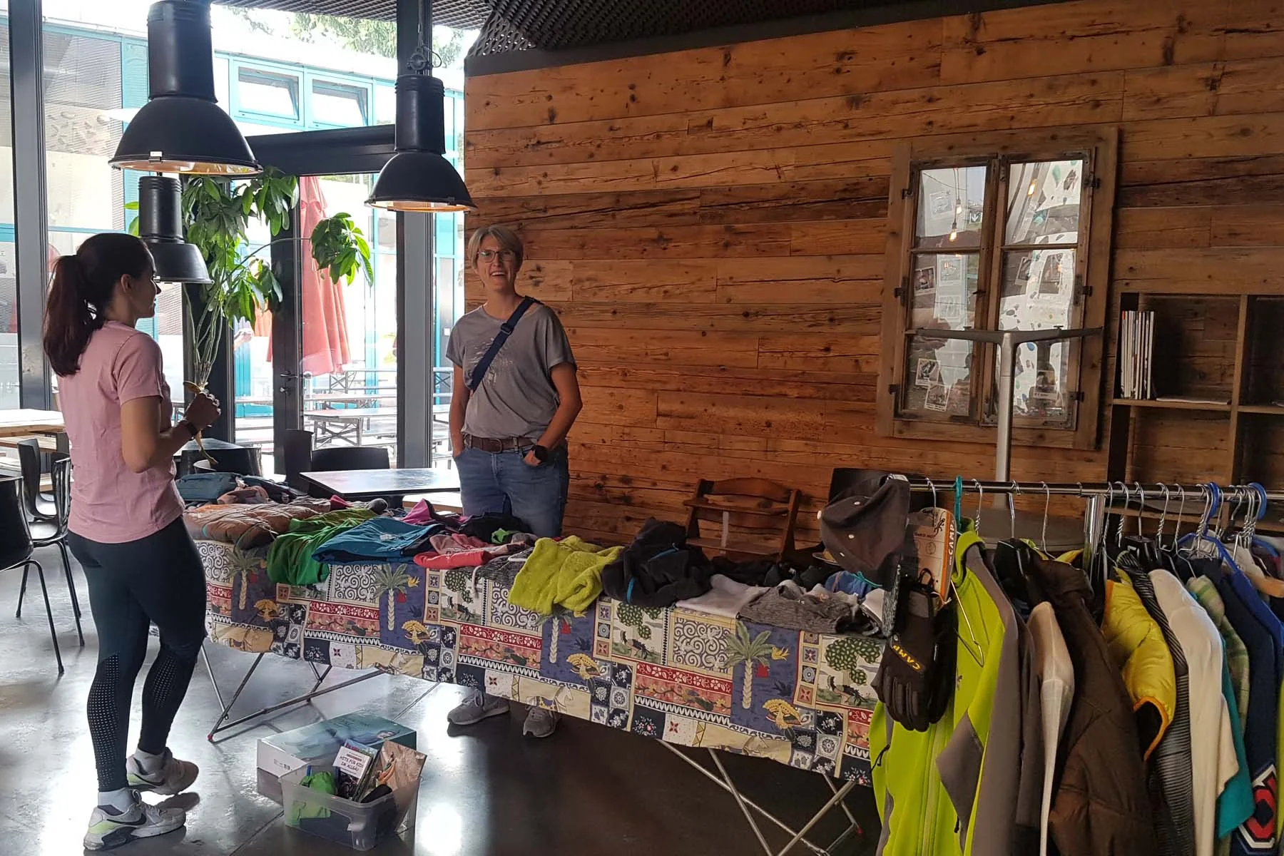 Alpinflohmarkt 2023 | © Sonja Schön - Bild 3: Freundlicher Austausch