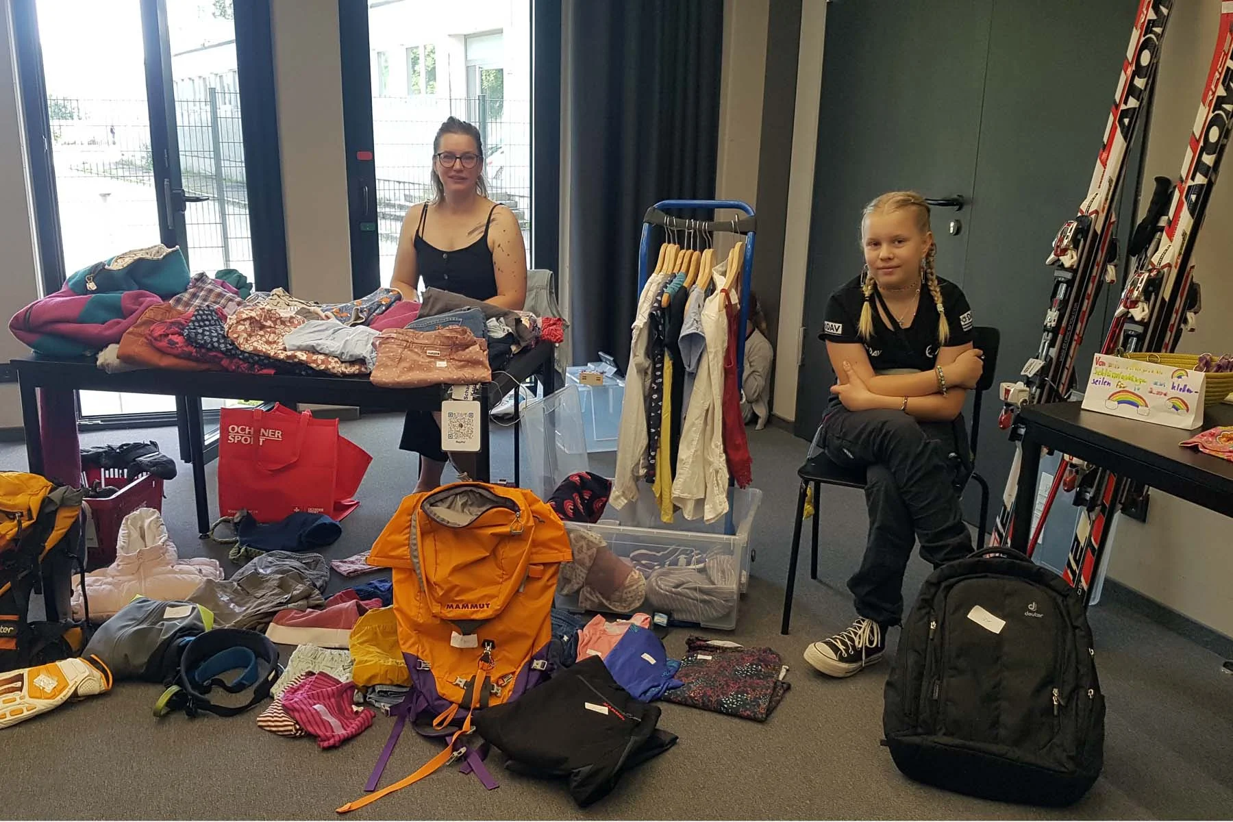 Alpinflohmarkt 2023 | © Sonja Schön - Bild 4: Gebrauchtes und selbst gefertigte Einzelstücke im Angebot