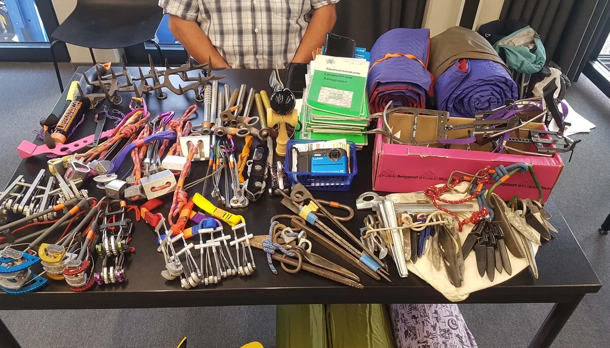 Alpinflohmarkt 2023 | © Sonja Schön - Bild 5: Gut erhaltene Hardware - da schlägt das Herz der AlpinistInnen höher