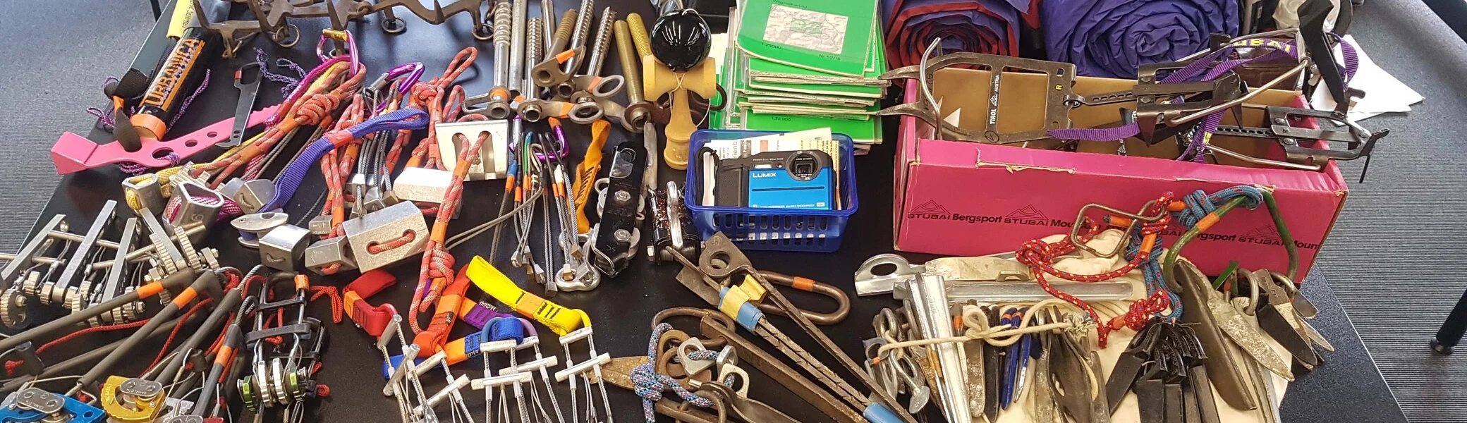 Alpinflohmarkt 2023 | © Sonja Schön - Bild 5: Gut erhaltene Hardware - da schlägt das Herz der AlpinistInnen höher