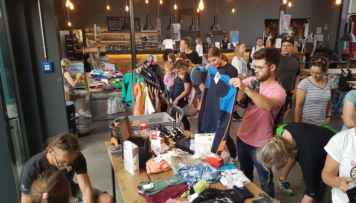 Alpinflohmarkt 2023 | © Sonja Schön - Bild 6: Erste Deals werden geschlossen