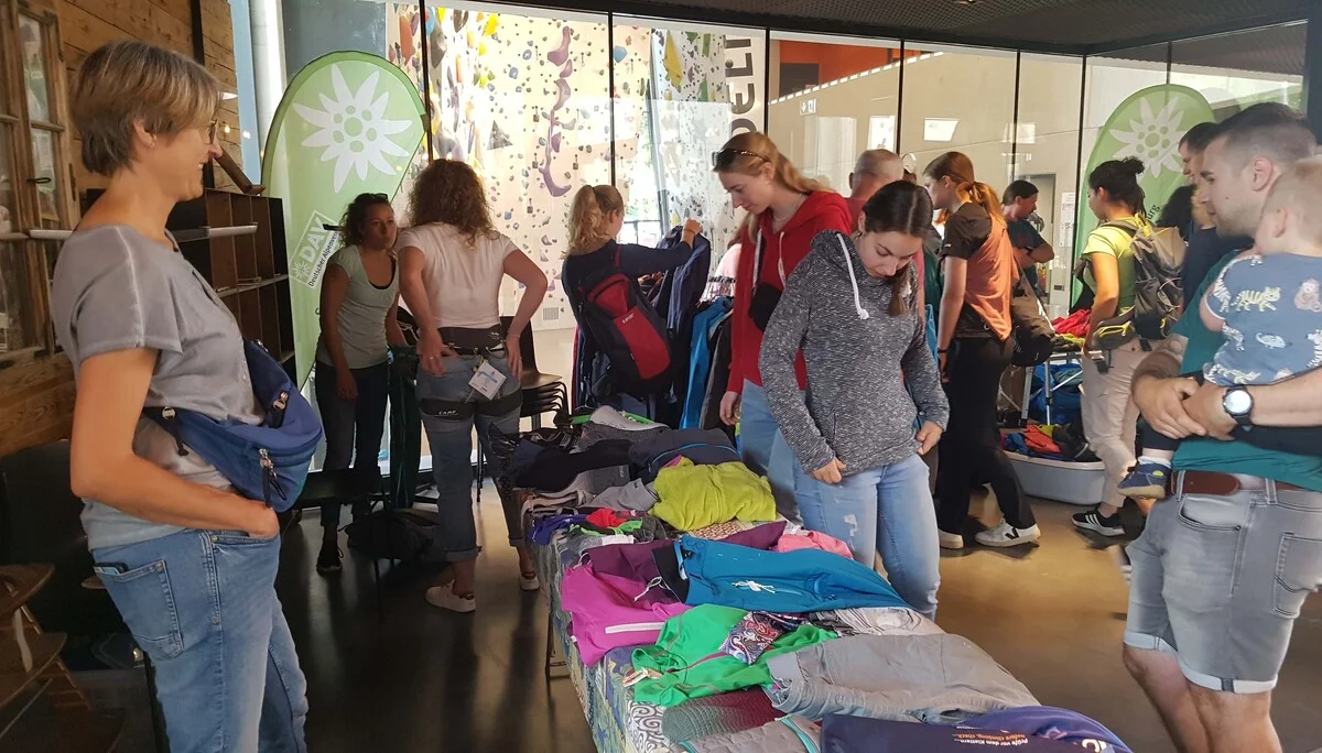 Alpinflohmarkt 2023 | © Sonja Schön - Bild 7: Geliebte Kleidungsstücke wechseln den Besitzer