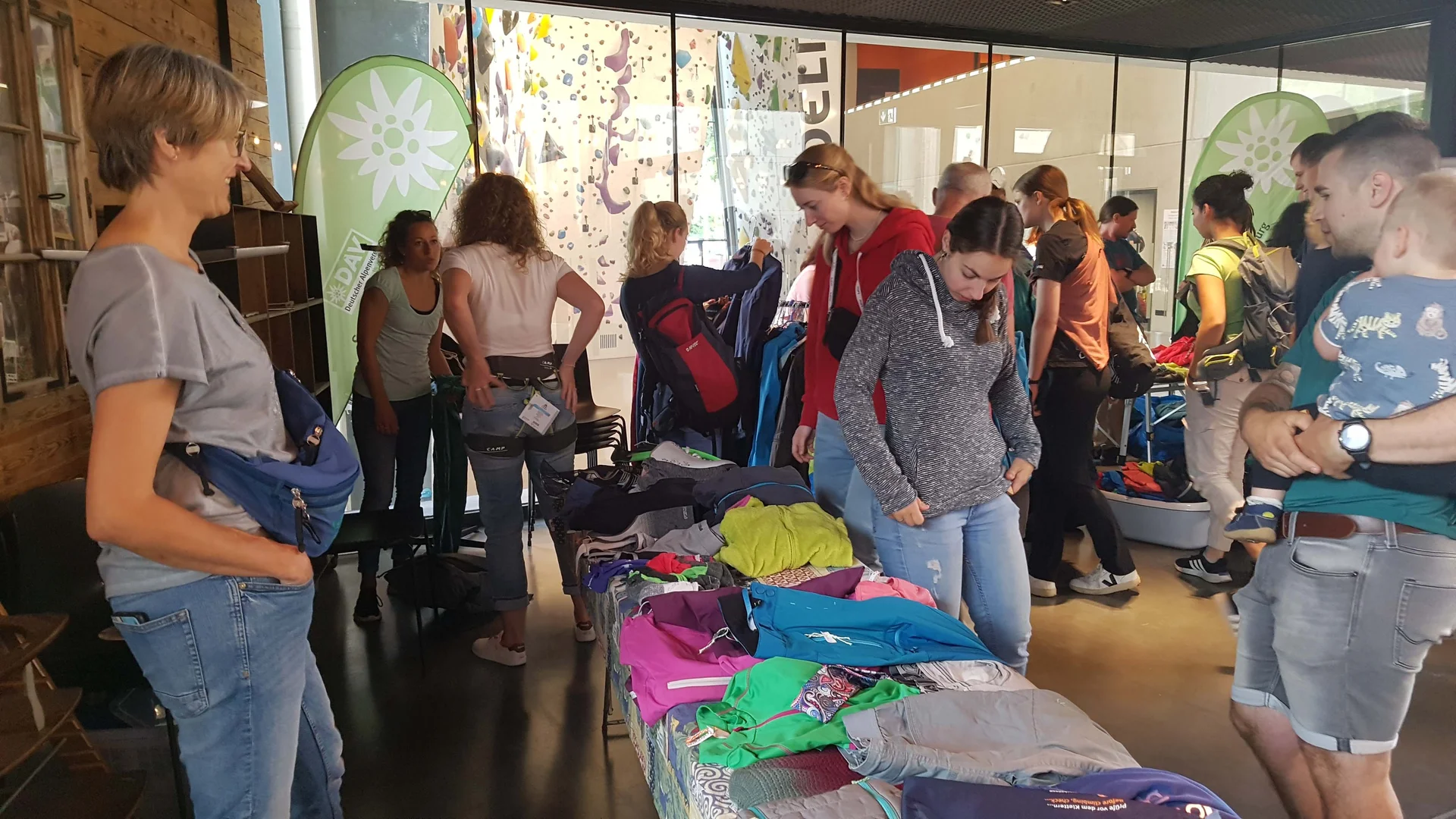 Alpinflohmarkt 2023 | © Sonja Schön - Bild 7: Geliebte Kleidungsstücke wechseln den Besitzer