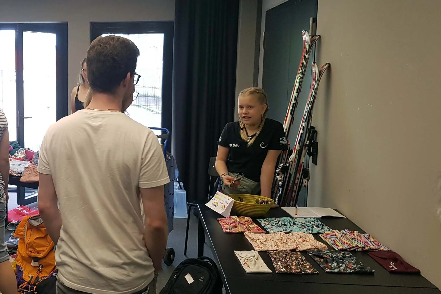 Alpinflohmarkt 2023 | © Sonja Schön - Bild 8: Selbst hergestellte Unikate stoßen auf großes Interesse