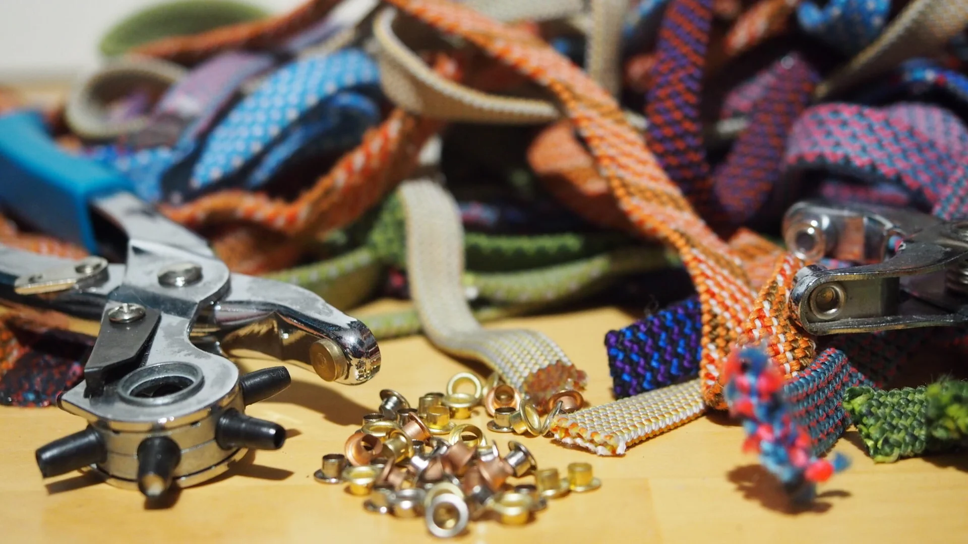 Alte Kletterseile mit Werkzeug zum basteln | © JDAV-Augsburg / Modular-Festival