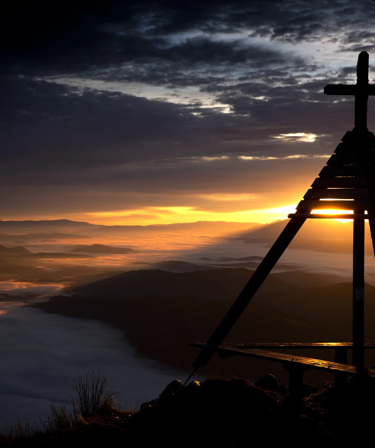 Das Gipfelkreuz auf der Gerlitze bei Sonnenuntergang. | © Herbert Raffalt