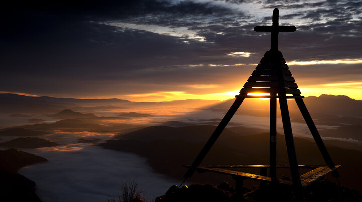 Das Gipfelkreuz auf der Gerlitze bei Sonnenuntergang. | © Herbert Raffalt