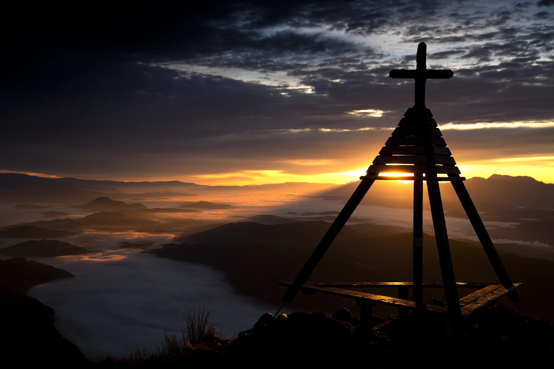 Das Gipfelkreuz auf der Gerlitze bei Sonnenuntergang. | © Herbert Raffalt
