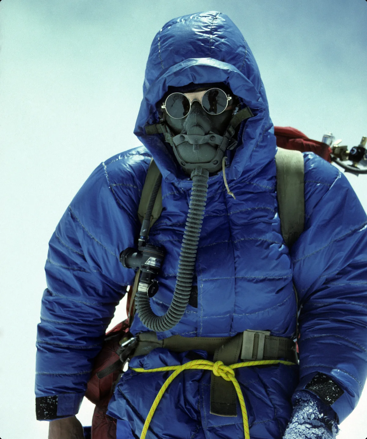 Reinhard Karl am Mount Everest mit Sauerstoffmaske. | © Harald Weiß