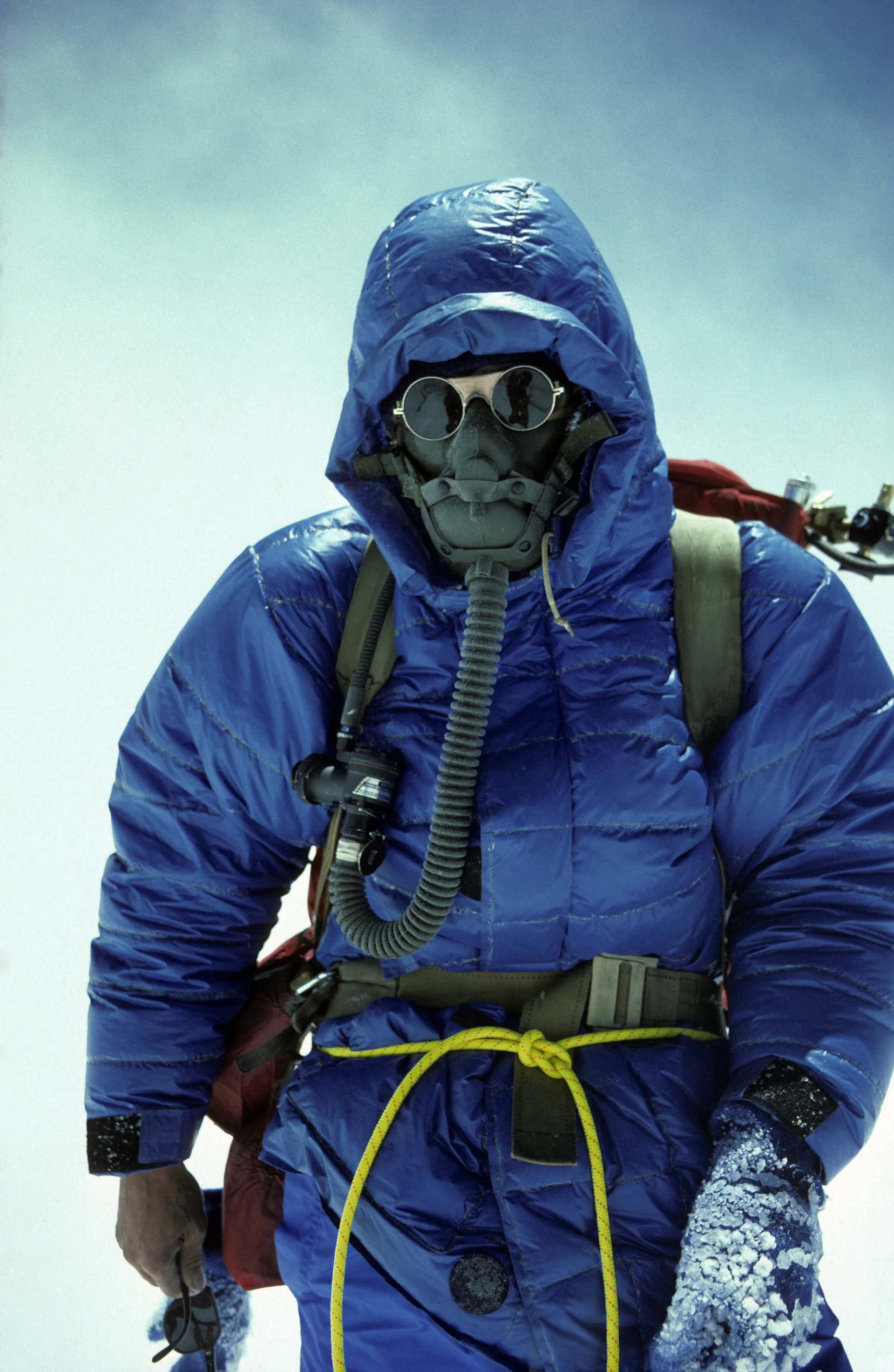 Reinhard Karl am Mount Everest mit Sauerstoffmaske. | © Harald Weiß