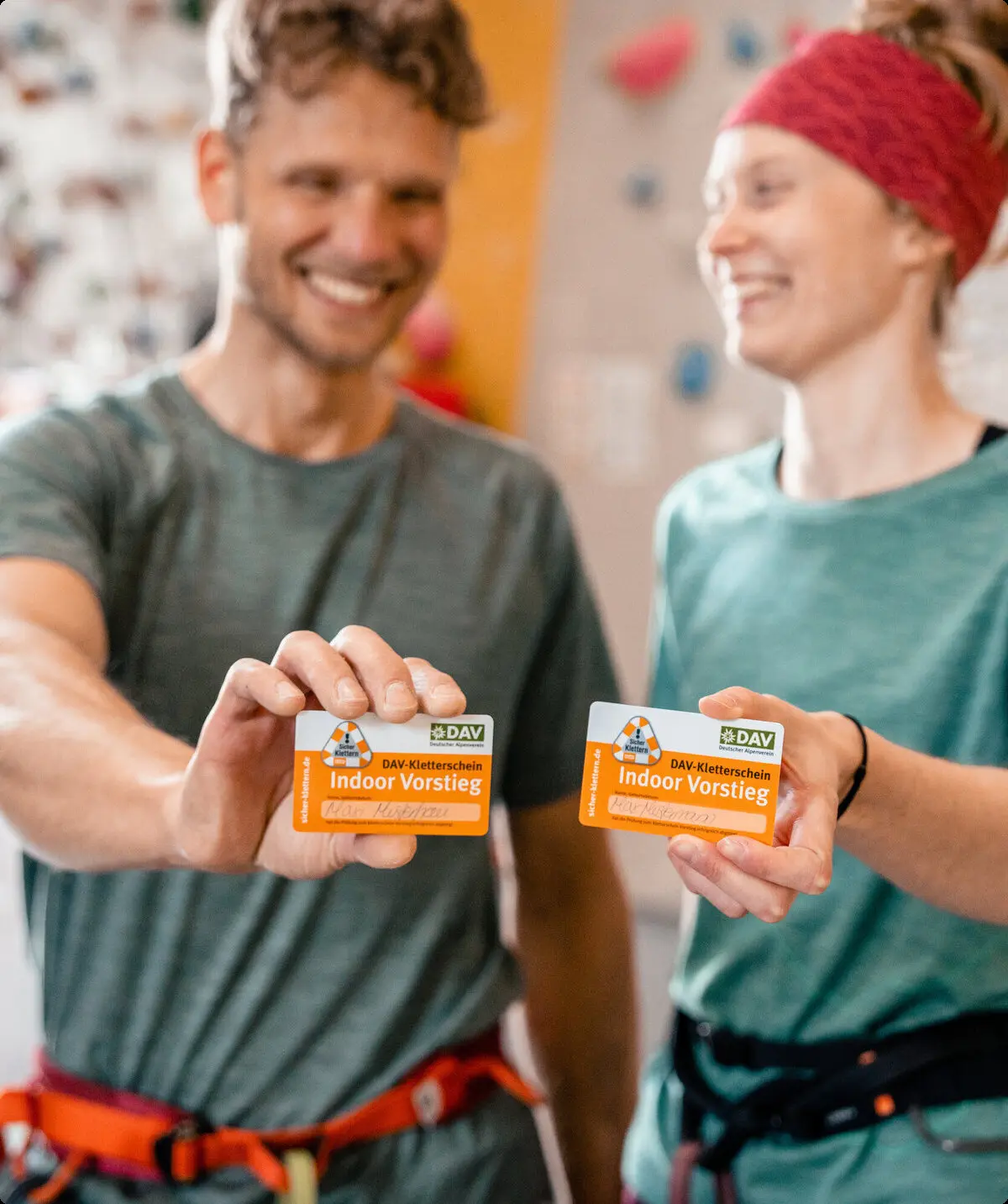 Zwei Persnen halten ihren Mitgliedsausweis in die Kamera | © DAV/Marisa Koch