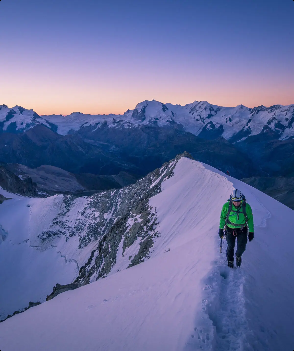 Hochtour im Wallis: Wanderer auf Schneebedeckten Gipfeln | © DAV/Silvan Metz
