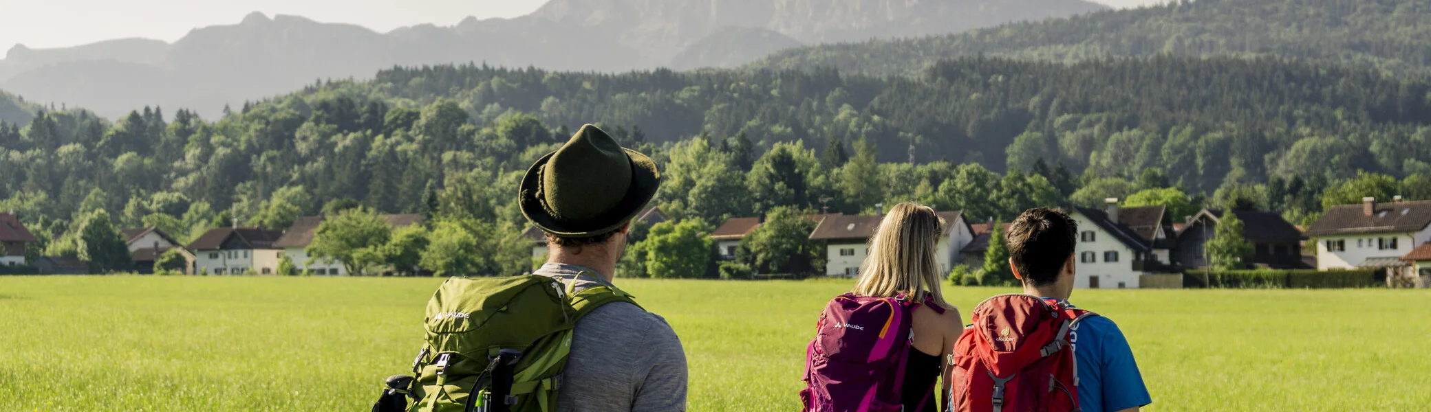 Drei Wanderer auf einem Bergpfad in den Chiemgauer Alpen | © DAV/Hans Herbig