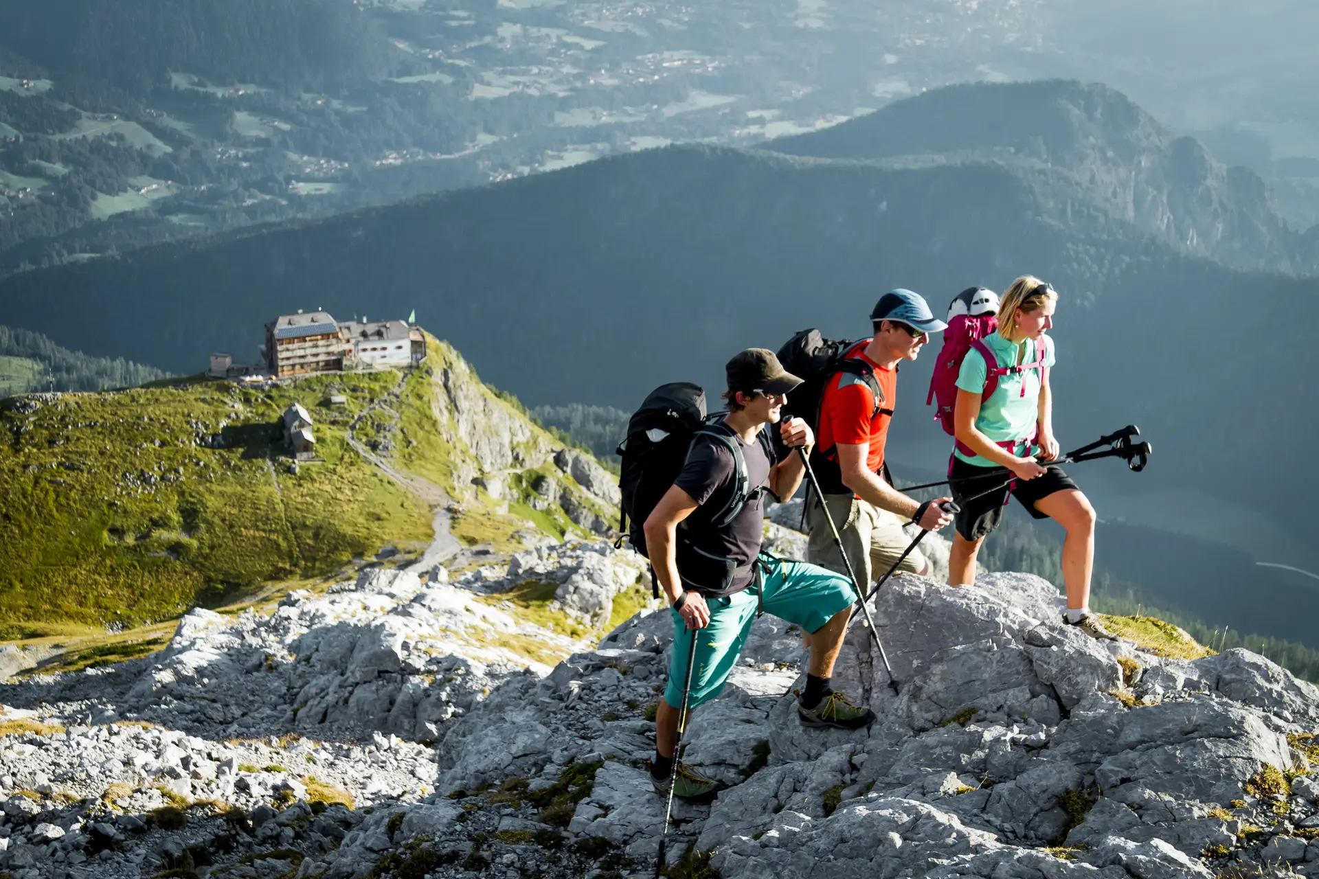Familienwandern: Eltern mit einem Kind in den Bergen | © DAV/Hans Herbig