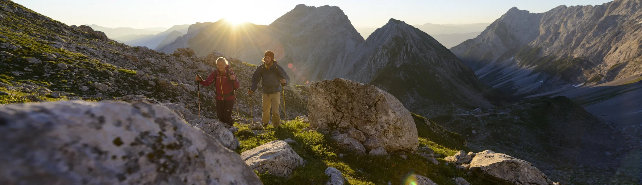 Panoramaaufname von Berggipfeln mit zwei Wanderern | © DAV/Wolfgang Ehn