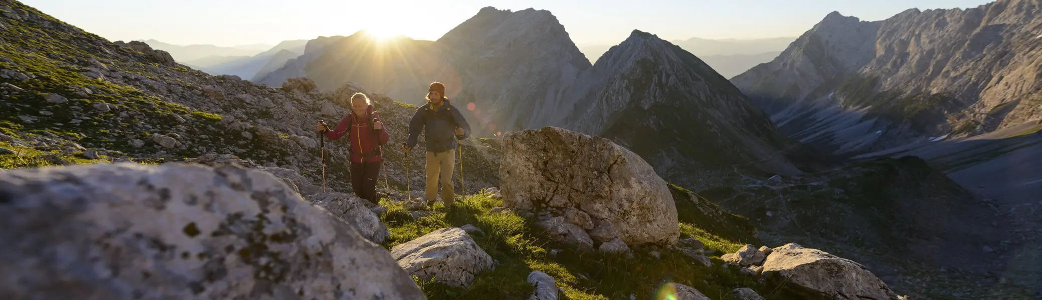 Panoramaaufname von Berggipfeln mit zwei Wanderern | © DAV/Wolfgang Ehn
