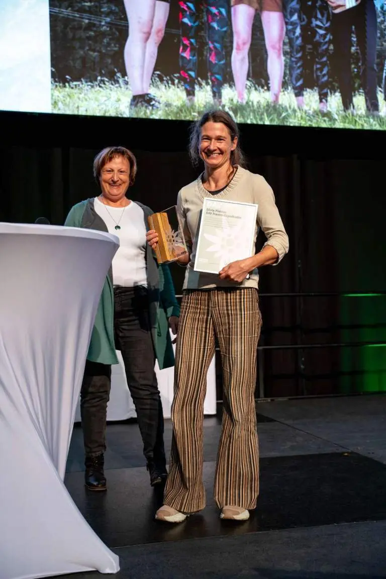 DAV-Vizepräsidentin Burgi Beste verleiht den DAV-Preis Sport 2025 an Dörte Pietron | © DAV / Julian Rohn