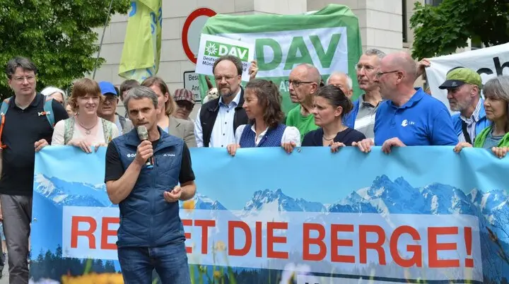 DAV-Ressortleiter Naturschutz & Kartografie Steffen Reich auf der Kundgebung des Petitionsbündnis vor der Staatskanzlei in München | © DAV / Johanna Felber